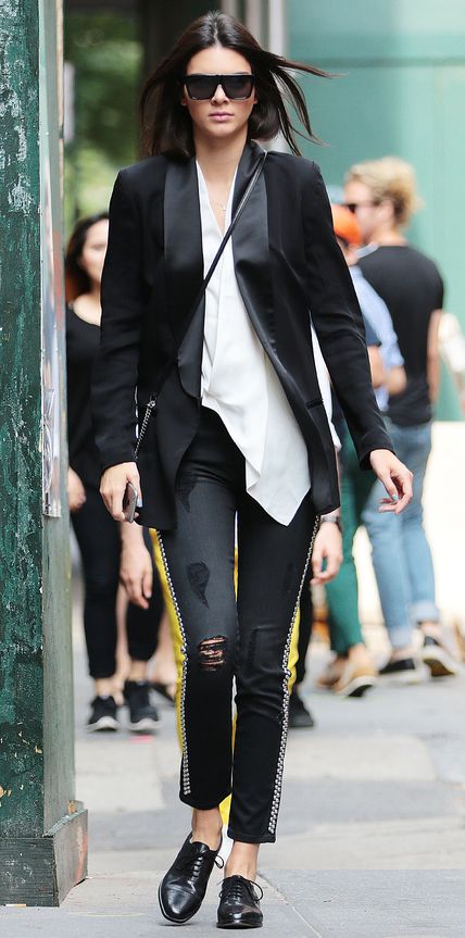 Kendall Jenner turns the streets of NYC into a catwalk Pictured: Kendall Jenner Ref: SPL1112555 300815 Picture by: XactpiX/Splash Splash News and Pictures Los Angeles:310-821-2666 New York: 212-619-2666 London: 870-934-2666 photodesk@splashnews.com 